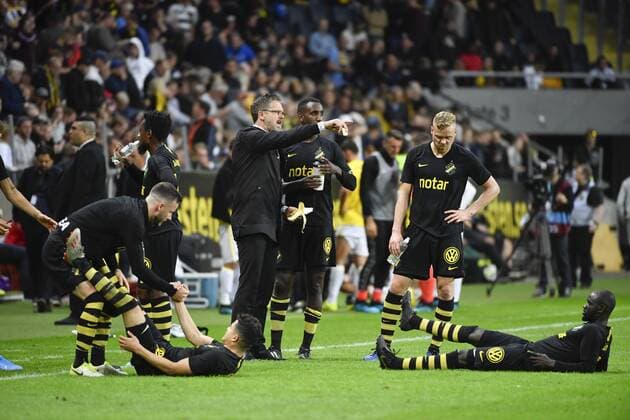 STOCKHOLM 20190731 AIK:s tränare Rikard Norling pratar med Henok Goitom under pausen inför förlängningen av onsdagens kvalmatch till Uefa Champions League, andra omgangen, andra matchen mellan AIK och NK Maribor pa Friends Arena. Foto Naina Helén Jama TT kod 11880 Stockholm Sverige x11880x