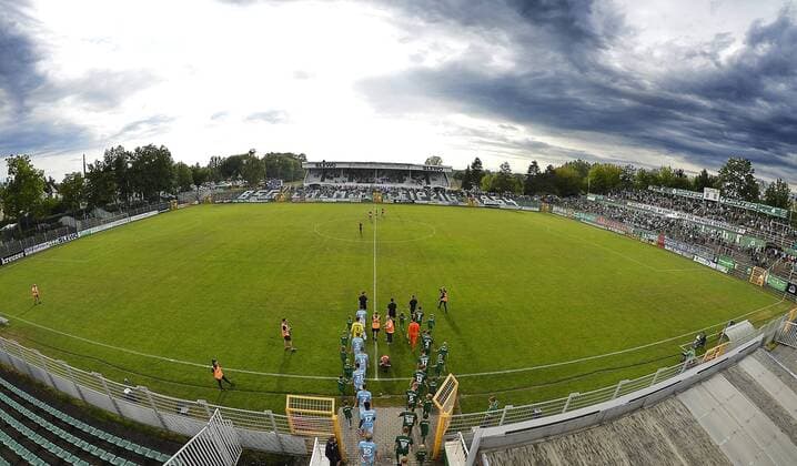 Fußball-Regionalliga Nordost 2019 2020, 2. Spieltag (Spiel 17), BSG Chemie Leipzig vs. FC Viktoria 1899 Berlin (31.07.2019) Einlauf beider Mannschaften in den Alfred-Kunze-Sportpark vor dem Spiel Chemie Leipzig gegen Viktoria Berlin (31.07.2019) - in Fisheye-Optik. Leipzig Sachsen Deutschland Alfred-Kunze-Sportpark