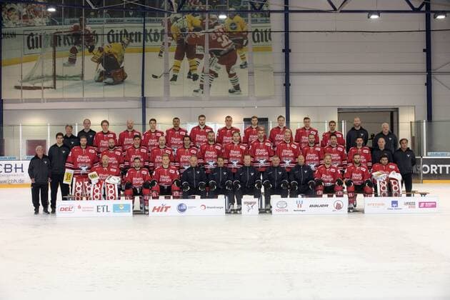 Kölner Haie Eishockey DEL Saison 2019 2020 KölnArena 2 Koeln Deutschland Datum: 02.08.2019 Hinten von links: Dr. Eduard Gorr Stefan Doelen Simon Gnyp Zach Sill Robin Palka Colin Ukbekile Mick Köhler Maximilian Glötzl Lucas Dumont Dani Bindels Nicolas Cornett Kevin Gagne Arne Greskowiak Patrick Leuschner Mitte von links: Franz Scholz Philipp Schmitz Bastian Kucis Jason Bast Frederik Tiffels Fabio Pfohl Jakub Kindl Sebastian Uvira Pascal Zerressen Marcel Müller Taylor Aronson Jonathan Matsumoto Colby Genoway Dominik Tiffels Sascha Engel Helmut Rütten Vorne von links: Gustaf Wesslau Jason Akeson Alexander Oblinger Thomas Brandl Ron Pasco Mike Stewart Greg Thomson Jonas Forsberg Moritz Müller Benjamin Hanowski Hannibal Weitzmann