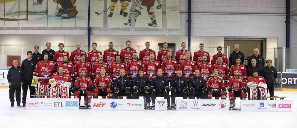 Sport Bilder des Tages Kölner Haie Eishockey DEL Saison 2019 2020 KölnArena 2 Koeln Deutschland Datum: 02.08.2019 Hinten von links: Dr. Eduard Gorr Stefan Doelen Simon Gnyp Zach Sill Robin Palka Colin Ukbekile Mick Köhler Maximilian Glötzl Lucas Dumont Dani Bindels Nicolas Cornett Kevin Gagne Arne Greskowiak Patrick Leuschner Mitte von links: Franz Scholz Philipp Schmitz Bastian Kucis Jason Bast Frederik Tiffels Fabio Pfohl Jakub Kindl Sebastian Uvira Pascal Zerressen Marcel Müller Taylor Aronson Jonathan Matsumoto Colby Genoway Dominik Tiffels Sascha Engel Helmut Rütten Vorne von links: Gustaf Wesslau Jason Akeson Alexander Oblinger Thomas Brandl Ron Pasco Mike Stewart Greg Thomson Jonas Forsberg Moritz Müller Benjamin Hanowski Hannibal Weitzmann