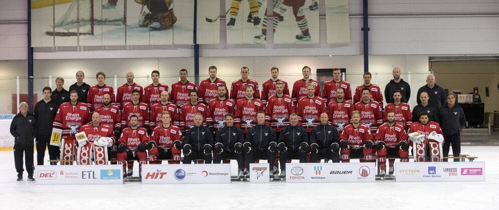 Kölner Haie Eishockey DEL Saison 2019 2020 KölnArena 2 Koeln Deutschland Datum: 02.08.2019 Hinten von links: Dr. Eduard Gorr Stefan Doelen Simon Gnyp Zach Sill Robin Palka Colin Ukbekile Mick Köhler Maximilian Glötzl Lucas Dumont Dani Bindels Nicolas Cornett Kevin Gagne Arne Greskowiak Patrick Leuschner Mitte von links: Franz Scholz Philipp Schmitz Bastian Kucis Jason Bast Frederik Tiffels Fabio Pfohl Jakub Kindl Sebastian Uvira Pascal Zerressen Marcel Müller Taylor Aronson Jonathan Matsumoto Colby Genoway Dominik Tiffels Sascha Engel Helmut Rütten Vorne von links: Gustaf Wesslau Jason Akeson Alexander Oblinger Thomas Brandl Ron Pasco Mike Stewart Greg Thomson Jonas Forsberg Moritz Müller Benjamin Hanowski Hannibal Weitzmann