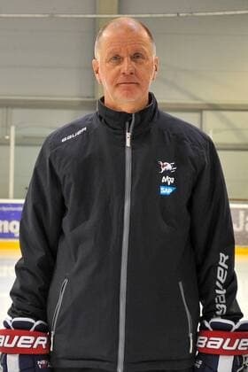 Adler Mannheim Mannheims Assistenztrainer Pertti Hasanenim im Portrait der Adler Mannheim in der Saison 2019 2020. Mannheim. 30.07.19 Eishockey SAP Arena , Mannheim Baden Wuerttemberg Deutschland SAP Arena