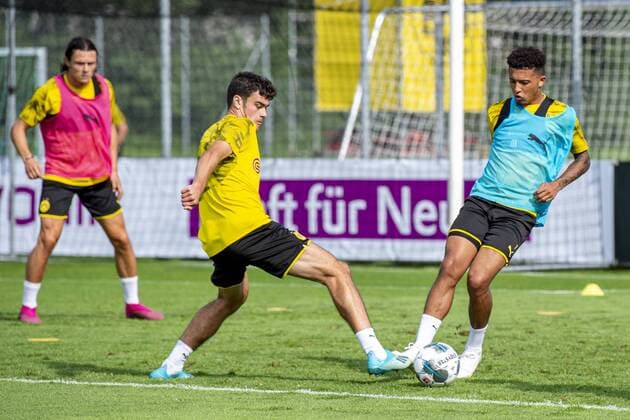 Fußball: Saison 2019 2020, Trainingslager von Borussia Dortmund am 01.08.2019 in Bad Ragaz (Schweiz). Dortmunds Giovanni Reyna (l.) und Dortmunds Jadon Sancho kämpfen um den Ball. Copyright: xKirchner Inderliedx