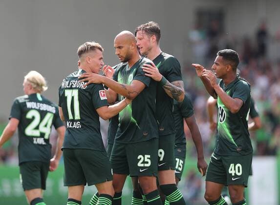 Torjubel 1-0 durch Felix Klaus (VfL Wolfsburg), es gratulieren John Anthony Brooks (VfL Wolfsburg) und Wout Weghorst (VfL Wolfsburg) DFL REGULATIONS PROHIBIT ANY USE OF PHOTOGRAPHS AS IMAGE SEQUENCES AND OR QUASI-VIDEO.