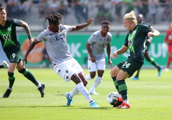 VfL vs Nizza, Testspiel Wolfsburg, 03.08.2019, FUßBALL - VfL Wolfsburg vs OGC Nizza, Testspiel, Saison 2019 20. Adrien Tameze (OGC Nizza), Xaver Schlager (VfL Wolfsburg) Wolfsburg