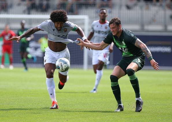 VfL vs Nizza, Testspiel Wolfsburg, 03.08.2019, FUßBALL - VfL Wolfsburg vs OGC Nizza, Testspiel, Saison 2019 20. Dante (OGC Nizza), Wout Weghorst (VfL Wolfsburg) Wolfsburg
