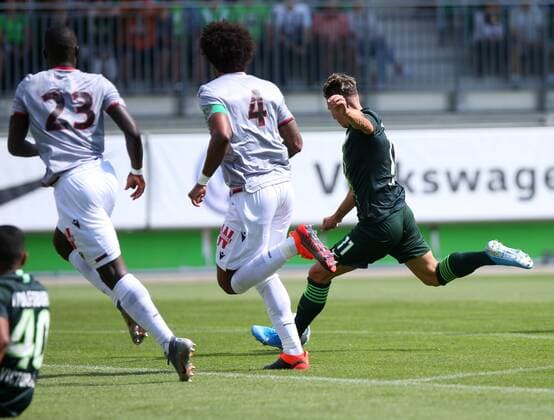 VfL vs Nizza, Testspiel Wolfsburg, 03.08.2019, FUßBALL - VfL Wolfsburg vs OGC Nizza, Testspiel, Saison 2019 20. Felix Klaus (VfL Wolfsburg) schießt Tor zum 1:0 Wolfsburg