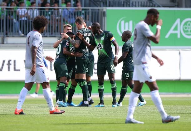 VfL vs Nizza, Testspiel Wolfsburg, 03.08.2019, FUßBALL - VfL Wolfsburg vs OGC Nizza, Testspiel, Saison 2019 20. Felix Klaus (VfL Wolfsburg) jubelt mit Mannschaftskollegen nach seinem Tor zum 1:0 Wolfsburg