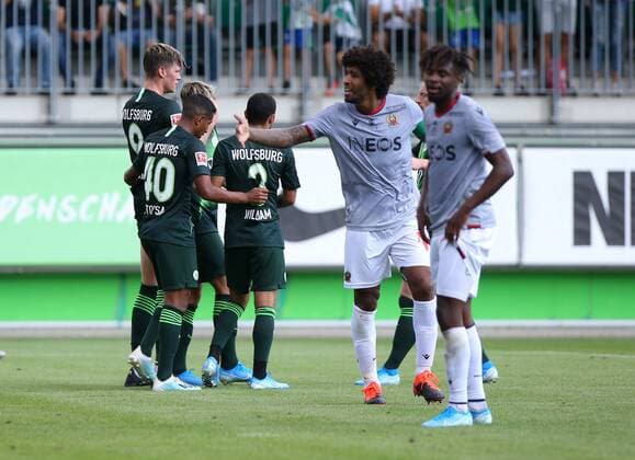 VfL vs Nizza, Testspiel Wolfsburg, 03.08.2019, FUßBALL - VfL Wolfsburg vs OGC Nizza, Testspiel, Saison 2019 20. Wout Weghorst (VfL Wolfsburg) jubelt mit Mannschaftskollegen nach seinem Tor zum 2:1 Wolfsburg