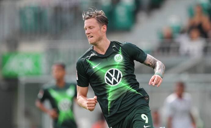Wout Weghorst (VfL Wolfsburg) erzielt das 2-1 DFL REGULATIONS PROHIBIT ANY USE OF PHOTOGRAPHS AS IMAGE SEQUENCES AND OR QUASI-VIDEO.