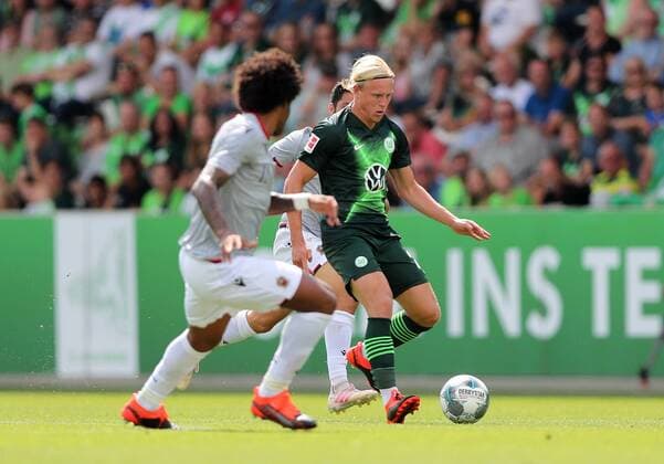 Xaver Schlager (VfL Wolfsburg) im Duell mit Dante (nizza) DFL REGULATIONS PROHIBIT ANY USE OF PHOTOGRAPHS AS IMAGE SEQUENCES AND OR QUASI-VIDEO.