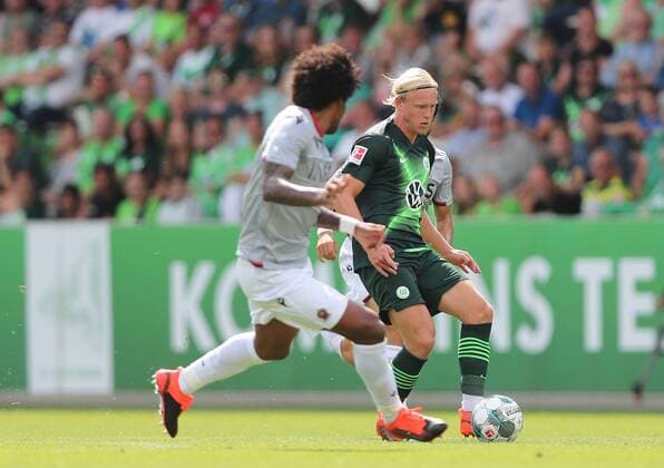 Xaver Schlager (VfL Wolfsburg) im Duell mit Dante (nizza) DFL REGULATIONS PROHIBIT ANY USE OF PHOTOGRAPHS AS IMAGE SEQUENCES AND OR QUASI-VIDEO.