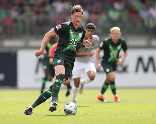 Wout Weghorst (VfL Wolfsburg) am Ball DFL REGULATIONS PROHIBIT ANY USE OF PHOTOGRAPHS AS IMAGE SEQUENCES AND OR QUASI-VIDEO.