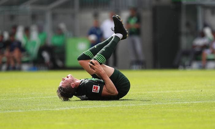 Verletzung Wout Weghorst (VfL Wolfsburg) DFL REGULATIONS PROHIBIT ANY USE OF PHOTOGRAPHS AS IMAGE SEQUENCES AND OR QUASI-VIDEO.