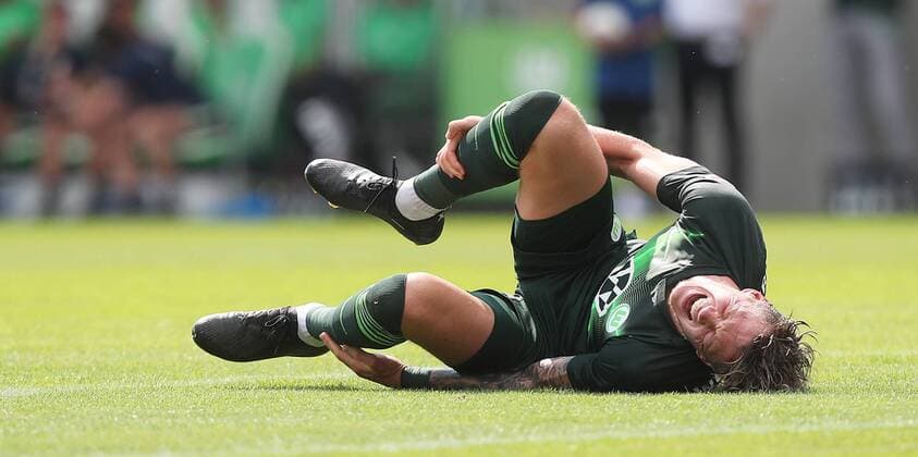 Verletzung Wout Weghorst (VfL Wolfsburg) DFL REGULATIONS PROHIBIT ANY USE OF PHOTOGRAPHS AS IMAGE SEQUENCES AND OR QUASI-VIDEO.