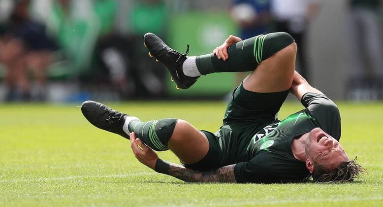 Verletzung Wout Weghorst (VfL Wolfsburg) DFL REGULATIONS PROHIBIT ANY USE OF PHOTOGRAPHS AS IMAGE SEQUENCES AND OR QUASI-VIDEO.