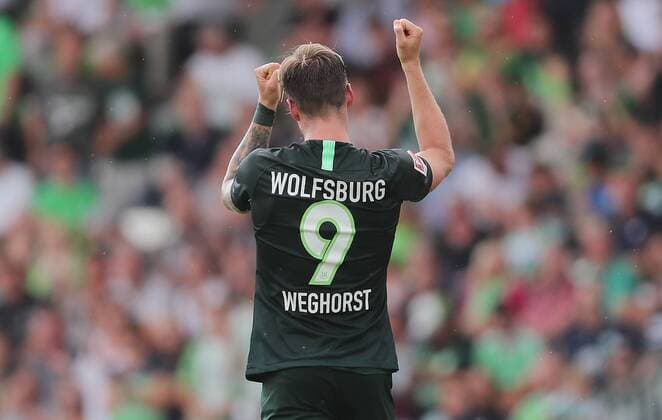 Torjubel 2-1 durch Wout Weghorst (VfL Wolfsburg) DFL REGULATIONS PROHIBIT ANY USE OF PHOTOGRAPHS AS IMAGE SEQUENCES AND OR QUASI-VIDEO.