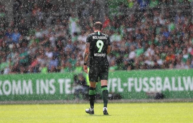 Wout Weghorst (VfL Wolfsburg) im Starkregen DFL REGULATIONS PROHIBIT ANY USE OF PHOTOGRAPHS AS IMAGE SEQUENCES AND OR QUASI-VIDEO.