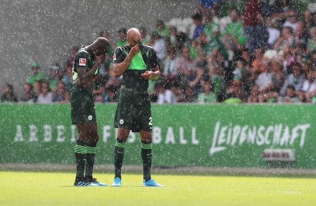 Josuha Guilavogui (VfL Wolfsburg) und John Anthony Brooks (VfL Wolfsburg) im Starkregen DFL REGULATIONS PROHIBIT ANY USE OF PHOTOGRAPHS AS IMAGE SEQUENCES AND OR QUASI-VIDEO.