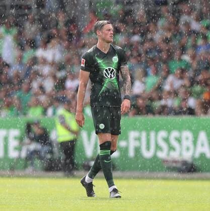 Wout Weghorst (VfL Wolfsburg) im Starkregen DFL REGULATIONS PROHIBIT ANY USE OF PHOTOGRAPHS AS IMAGE SEQUENCES AND OR QUASI-VIDEO.