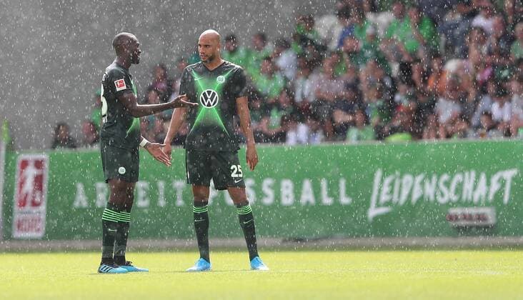 Josuha Guilavogui (VfL Wolfsburg) und John Anthony Brooks (VfL Wolfsburg) im Starkregen DFL REGULATIONS PROHIBIT ANY USE OF PHOTOGRAPHS AS IMAGE SEQUENCES AND OR QUASI-VIDEO.