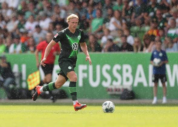 Xaver Schlager (VfL Wolfsburg) am Ball DFL REGULATIONS PROHIBIT ANY USE OF PHOTOGRAPHS AS IMAGE SEQUENCES AND OR QUASI-VIDEO.