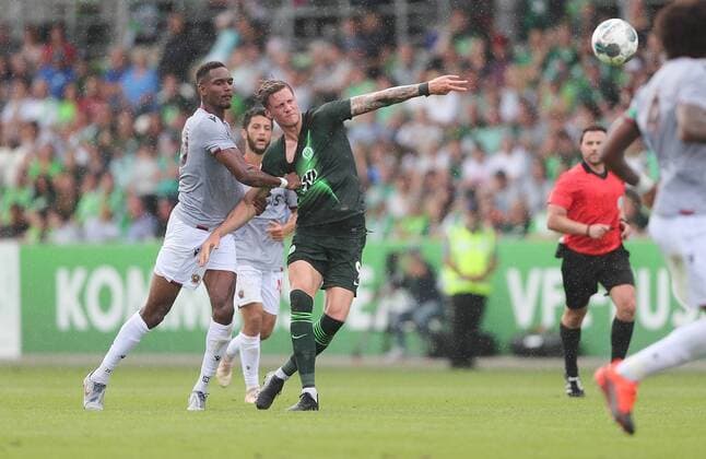 Wout Weghorst (VfL Wolfsburg) im Duell DFL REGULATIONS PROHIBIT ANY USE OF PHOTOGRAPHS AS IMAGE SEQUENCES AND OR QUASI-VIDEO.