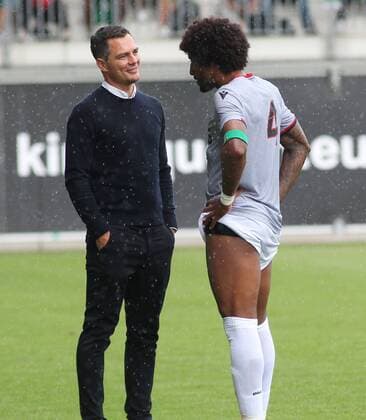 VfL vs Nizza Fußball, Saison 2019 2020, Bundesliga, VfL Wolfsburg, Freundschaftsspiel, VfL Wolfsburg vs OGC Nizza, Bild zeigt: VfL-Sportdirektor Marcel Schäfer mit Dante (OGC, 4) Wolfsburg