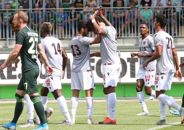 VfL vs Nizza Fußball, Saison 2019 2020, Bundesliga, VfL Wolfsburg, Freundschaftsspiel, VfL Wolfsburg vs OGC Nizza, Bild zeigt: Dante (OGC, 4) entschuldigt sich nach seinem Tor zum 1:1 Wolfsburg