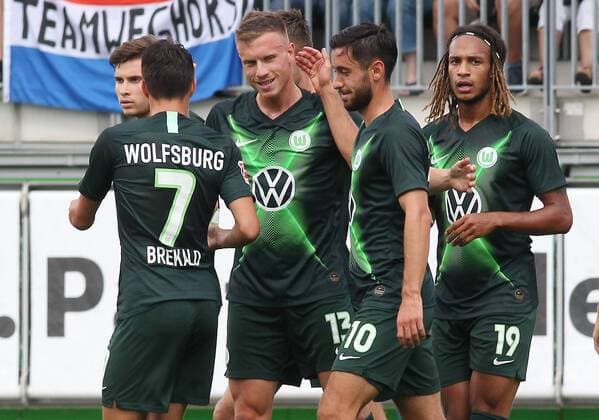 VfL vs Nizza Fußball, Saison 2019 2020, Bundesliga, VfL Wolfsburg, Freundschaftsspiel, VfL Wolfsburg vs OGC Nizza, Bild zeigt: Yannick Gerhardt (VfL, 13) jubelt über sein Tor zum 3:1 Wolfsburg