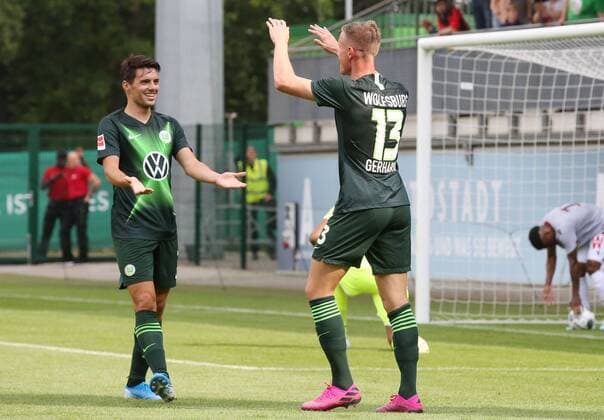 VfL vs Nizza Fußball, Saison 2019 2020, Bundesliga, VfL Wolfsburg, Freundschaftsspiel, VfL Wolfsburg vs OGC Nizza, Bild zeigt: Yannick Gerhardt (VfL, 13) jubelt über sein Tor zum 5:1 mit Josip Brekalo (VfL, 7) Wolfsburg