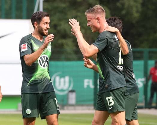 VfL vs Nizza Fußball, Saison 2019 2020, Bundesliga, VfL Wolfsburg, Freundschaftsspiel, VfL Wolfsburg vs OGC Nizza, Bild zeigt: Yannick Gerhardt (VfL, 13) jubelt über sein Tor zum 5:1 mit Yunus Malli (VfL, 10) Wolfsburg