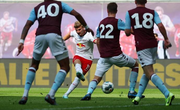 Sport Bilder des Tages RB Leipzig - Aston Villa Fussball Testspiel Leipzig, 03.08.2019, Red Bull Arena, Fussball, Testspiel , RB Leipzig (GER) vs. Aston Villa FC (ENG) , Im Bild v.l.: Tyrone Mings (40, Aston Villa), Timo Werner (11, RB Leipzig), Björn Engels (22, Aston Villa) und Matt Targett (18, Aston Villa). ,