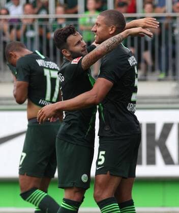 VfL vs Nizza Fußball, Saison 2019 2020, Bundesliga, VfL Wolfsburg, Freundschaftsspiel, VfL Wolfsburg vs OGC Nizza, Bild zeigt: Jeffrey Bruma (VfL, 5) jubelt über sein Tor zum 8:1 mit Renato Steffen (VfL, 8) Wolfsburg