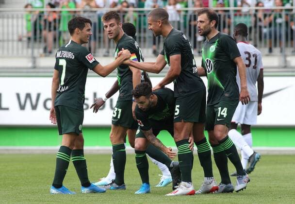 VfL vs Nizza Fußball, Saison 2019 2020, Bundesliga, VfL Wolfsburg, Freundschaftsspiel, VfL Wolfsburg vs OGC Nizza, Bild zeigt: Jeffrey Bruma (VfL, 5) jubelt über sein Tor zum 8:1 mit Renato Steffen (VfL, 8), Robin Knoche (VfL, 31), Josip Brekalo (VfL, 7) und Admir Mehmedi (VfL, 14) Wolfsburg