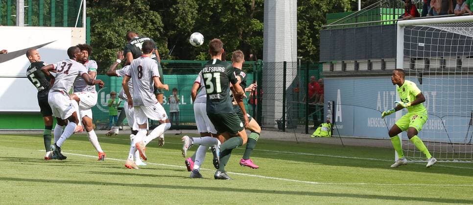 VfL vs Nizza Fußball, Saison 2019 2020, Bundesliga, VfL Wolfsburg, Freundschaftsspiel, VfL Wolfsburg vs OGC Nizza, Bild zeigt: Felix Uduokhai (VfL, 17) erzielt in dieser Szene per Kopfball das Tor zum 6:1 Wolfsburg