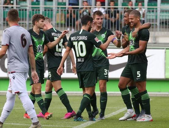VfL vs Nizza Fußball, Saison 2019 2020, Bundesliga, VfL Wolfsburg, Freundschaftsspiel, VfL Wolfsburg vs OGC Nizza, Bild zeigt: Jeffrey Bruma (VfL, 5) jubelt über sein Tor zum 8:1 Wolfsburg