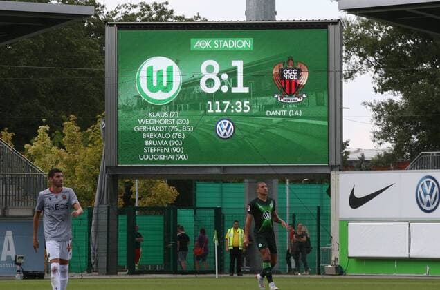 Bilder des Jahres 2019, Sport 08 August Sport Themen der Woche KW31 VfL vs Nizza Fußball, Saison 2019 2020, Bundesliga, VfL Wolfsburg, Freundschaftsspiel, VfL Wolfsburg vs OGC Nizza, Bild zeigt: Die Anzeigetafel zeigt das Endergebnis 8:1 Wolfsburg *** VfL vs. Nice Football, 2019 season 2020, Bundesliga, VfL Wolfsburg, friendly match, VfL Wolfsburg vs. OGC Nice, picture shows The scoreboard shows the final result 8 1 Wolfsburg