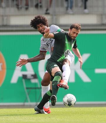 Renato Steffen (VfL Wolfsburg) im Duell mit Dante (Nizza) DFL REGULATIONS PROHIBIT ANY USE OF PHOTOGRAPHS AS IMAGE SEQUENCES AND OR QUASI-VIDEO.