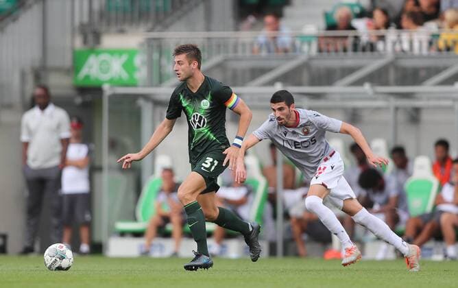 Robin Knoche (VfL Wolfsburg) am Ball DFL REGULATIONS PROHIBIT ANY USE OF PHOTOGRAPHS AS IMAGE SEQUENCES AND OR QUASI-VIDEO.
