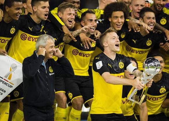 Dortmund, 03.08.2019 Marco Reus (BvB) stemmt den Pokal in Luft und Trainer Lucien Favre (BvB) hält sich die Ohren zu Borussia Dortmund - FC Bayern München