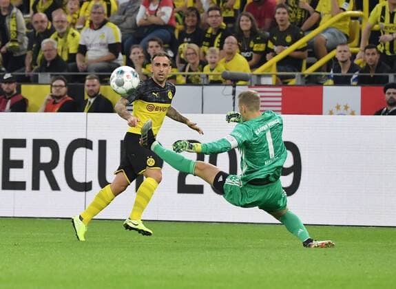 03.08.2019, Fussball GER, Saison 2019 2020, DFL Supercup Finale, Borussia Dortmund - FC Bayern Muenchen, Torwart Manuel Neuer (Bayern Muenchen) weit ausa dem Tor gegen Paco Alcacer (Borussia Dortmund) *** 03 08 2019, Soccer GER, Season 2019 2020, DFL Supercup Final, Borussia Dortmund FC Bayern Muenchen, Goalkeeper Manuel Neuer Bayern Muenchen far from the goal against Paco Alcacer Borussia Dortmund Team2