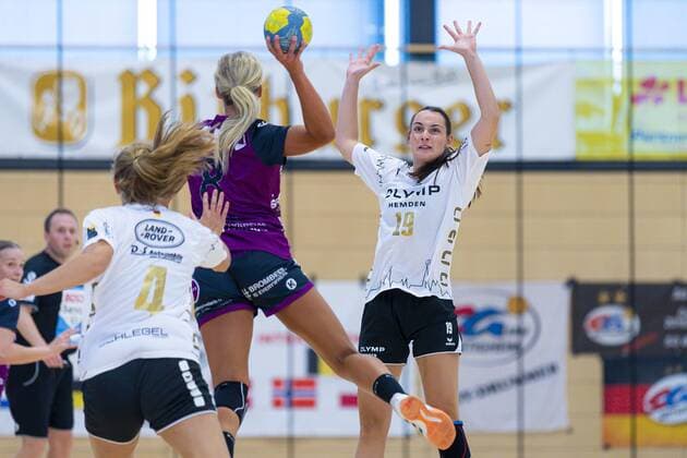Wittlich, Deutschland 02. August 2019: Turnier - Handball-Cup 2019 - TuS Metzingen vs. SG BBM Bietigheim Simone Petersen (Metzingen) beim Wurf, Leonie Patorra (Bietigheim) Wittlich Eventum Rheinland-Pfalz Deutschland