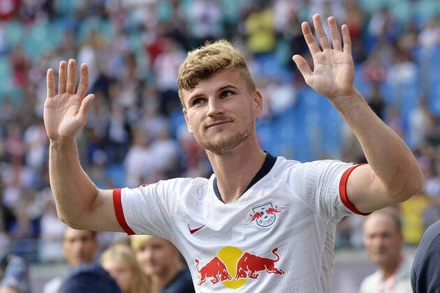 Fußball-Bundesliga 2019 2020, Vorbereitung, Testspiel RB Leipzig vs. Aston Villa (03.08.2019) Timo Werner (Angreifer RB Leipzig, Rueckennummer 11, 11) winkt bei der Teampräsentation von RB Leipzig nach dem Testspiel RB Leipzig gegen Aston Villa (03.08.2019) ins Publikum. Leipzig Sachsen Deutschland Red-Bull-Arena