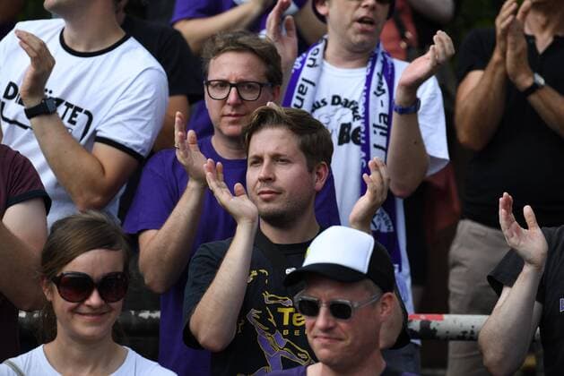 Fussball, Herren, Saison 2019 2020, NOFV-Oberliga Nord (1. Spieltag), SV Tasmania - Tennis Borussia, Fan Kevin Kühnert (SPD, Bundesvorsitzender der Jusos) im Gästeblock von TeBe, 04.08. 2019, Copyright: xMatthiasxKochx