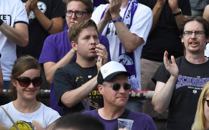 Fussball, Herren, Saison 2019 2020, NOFV-Oberliga Nord (1. Spieltag), SV Tasmania - Tennis Borussia, Fan Kevin Kühnert (SPD, Bundesvorsitzender der Jusos) im Gästeblock von TeBe, 04.08. 2019, Copyright: xMatthiasxKochx