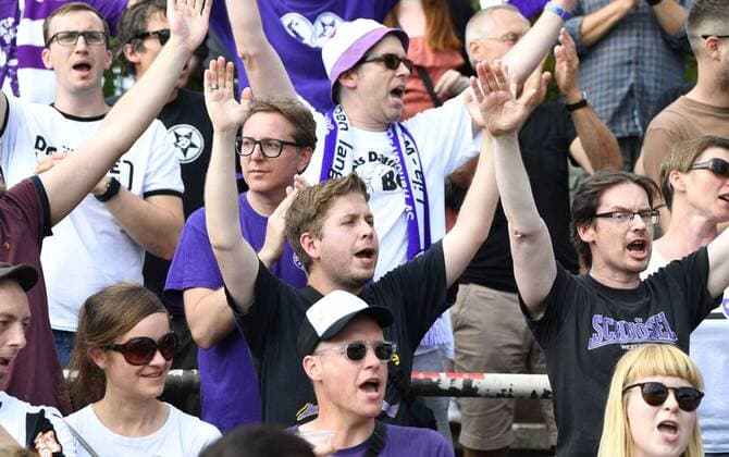 Fussball, Herren, Saison 2019 2020, NOFV-Oberliga Nord (1. Spieltag), SV Tasmania - Tennis Borussia, Fan Kevin Kühnert (SPD, Bundesvorsitzender der Jusos) im Gästeblock von TeBe, 04.08. 2019, Copyright: xMatthiasxKochx