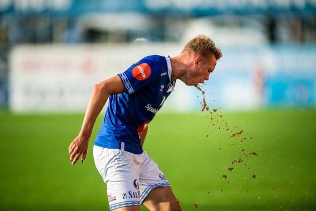 Bilder des Jahres 2019, Sport 08 August Sport Themen der Woche KW31 Sport Bilder des Tages 190804 Torbjorn Lysaker Heggem of Ranheim is puking during the Eliteserien match between Ranheim and Brann on August 4, 2019 in Trondheim. Photo: Marius Simensen BILDBYRAN Cop 238 bbeng brann eliteserien football fotball fotboll ranheim *** 190804 Torbjorn Lysaker Heggem of Ranheim is puking during the Eliteserien match between Ranheim and Brann on August 4, 2019 in Trondheim Photo Marius Simensen BILDBYRAN Cop 238 bbeng fire eliteserien football football football ranheim,  Copyright: MARIUSxSIMENSEN BB190804BB483