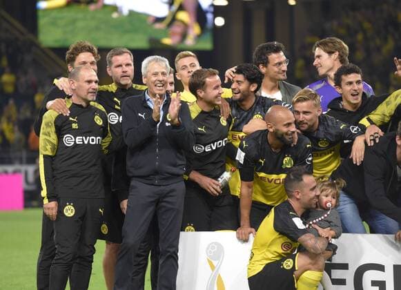 03.08.2019, Fussball 2019 2020, Supercup 2019, Borussia Dortmund - FC Bayern München, im Signal-Iduna-Park Stadion Dortmund, Siegerehrung,Dortmund feiert den Gewinn des Supercup, Trainer Lucien Favre (4.v.li, Dortmund) jubelt mit der Mannschaft.