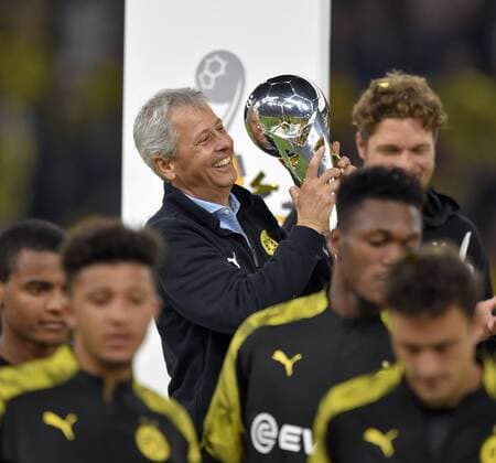 03.08.2019, Fussball 2019 2020, Supercup 2019, Borussia Dortmund - FC Bayern München, im Signal-Iduna-Park Stadion Dortmund, Siegerehrung, Dortmund feiert den Gewinn des Supercup, Trainer Lucien Favre (Dortmund) jubelt mit dem Siegerpokal.